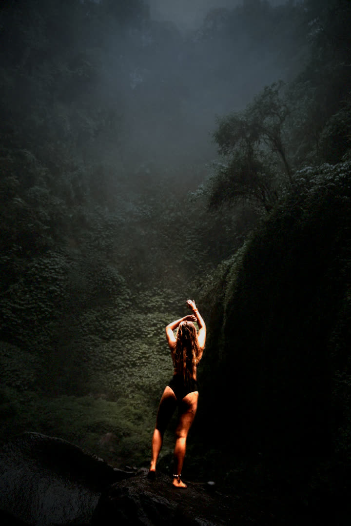 CCD 6.0 with Digital Flash: a woman lit by flash at a jungle waterfall
